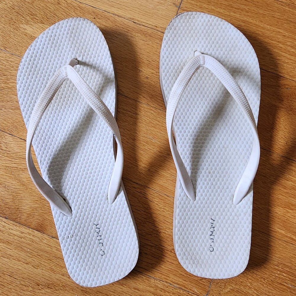 Old Navy White Flip Flops Size 9 - Picture 2 of 6